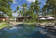 Pool devant les Junior Suites